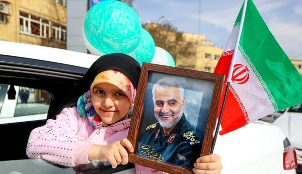 عکس دختر چادری با پرچم ایران