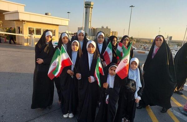 عکس دختر چادری با پرچم ایران