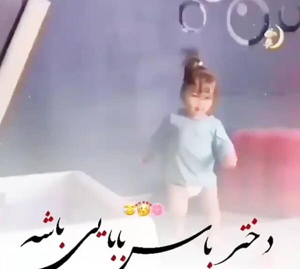 عکس دختر بچه با دامن صورتی