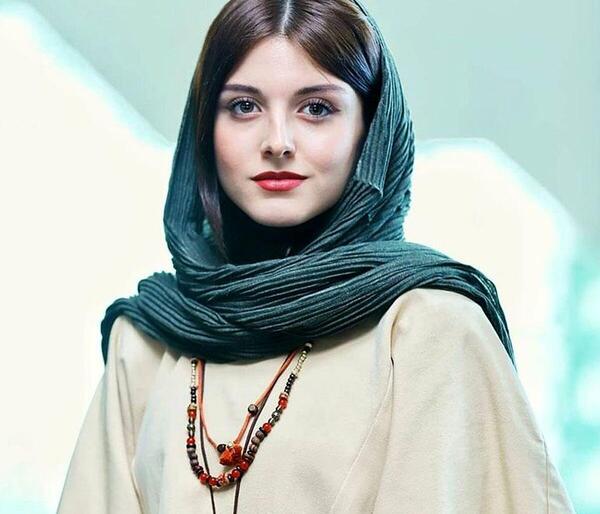 عکس سارای گرجی در مترو