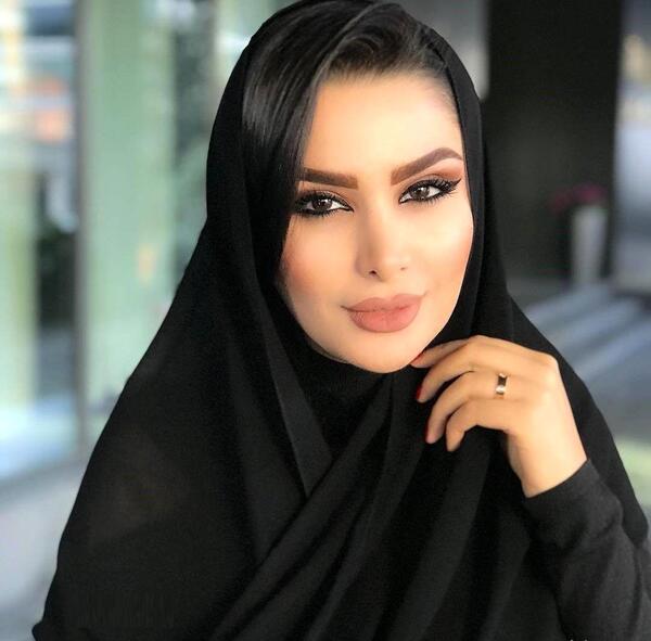 عکس دنیا جهانبخت با لباس مجلسی