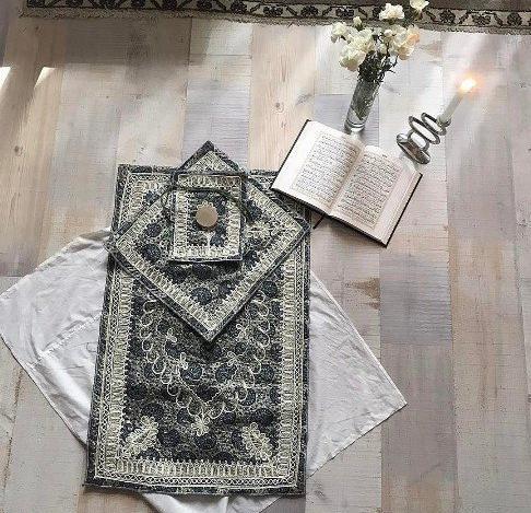عکس دنیا جهانبخت با لباس مجلسی