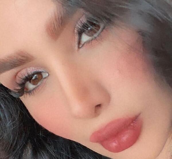 عکس دنیا جهانبخت با لباس مجلسی