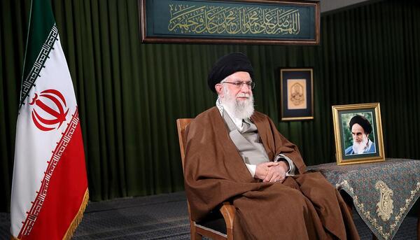 عکس رهبر سال جهش تولید