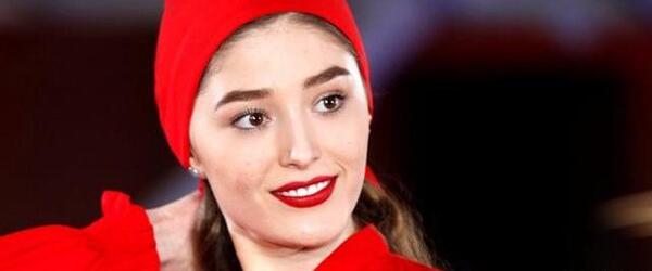 عکس فرشته حسینی در لاک قرمز