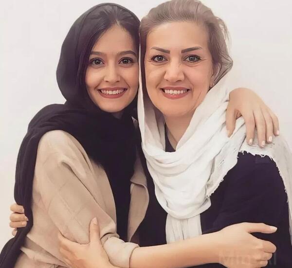 عکس فرشته حسینی در لاک قرمز