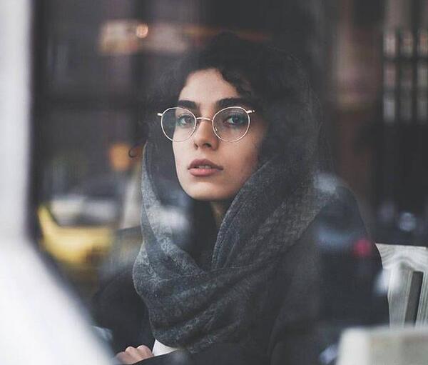 عکس دختر ایرانی ایستاده