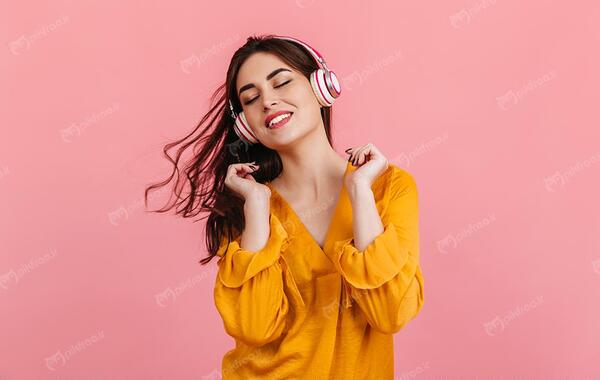 عکس دختر در حال گوش دادن اهنگ
