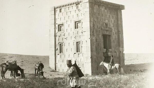 عکس داخل کعبه زرتشت