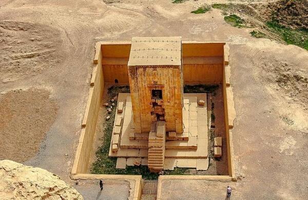 عکس داخل کعبه زرتشت