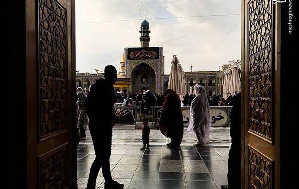 عکس قاسم سلیمانی در حرم امام رضا