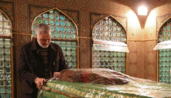 عکس قاسم سلیمانی در حرم امام رضا