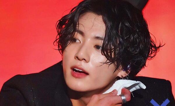 عکس تهیونگ با موهای فرفری
