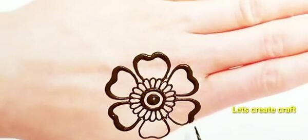 عکس حنا روی دست گل