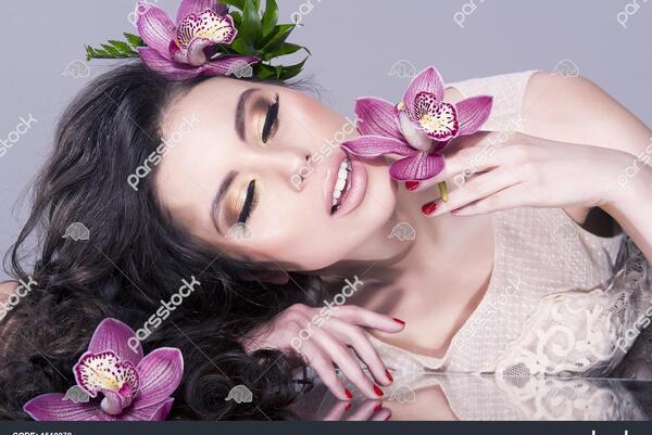 عکس زن زیبا با گل