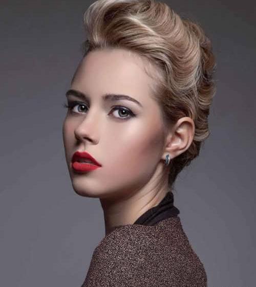ژست عکس دخترانه با موی کوتاه