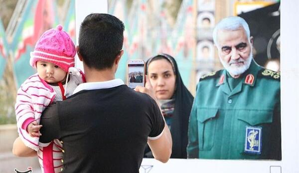 عکس یادگاری حاج قاسم سلیمانی
