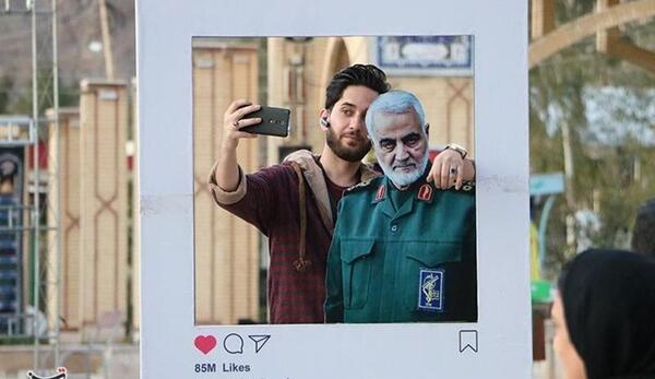عکس یادگاری حاج قاسم سلیمانی
