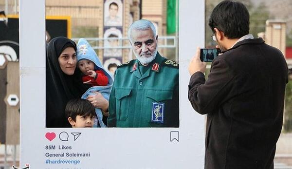 عکس یادگاری حاج قاسم سلیمانی