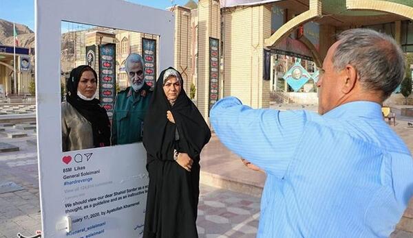 عکس یادگاری حاج قاسم سلیمانی