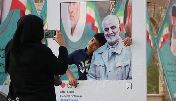 عکس یادگاری حاج قاسم سلیمانی