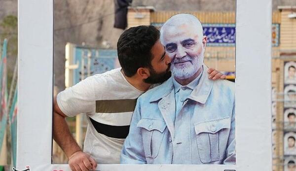 عکس یادگاری حاج قاسم سلیمانی