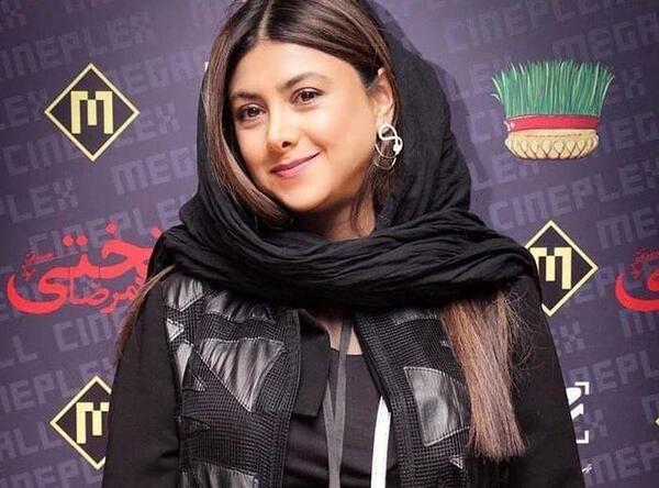 عکس آزاده در خارج