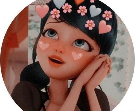 عکس دختر کفشدوزکی نشسته