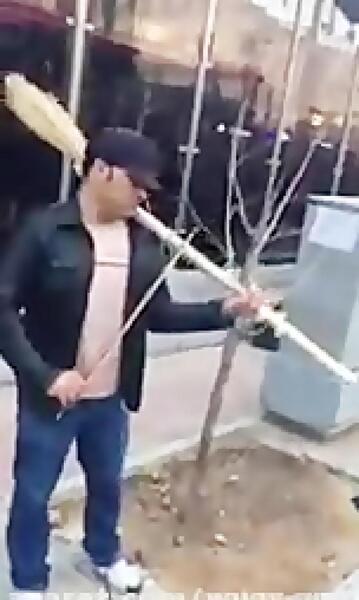 عکس دختر درحال موسیقی گوش دادن