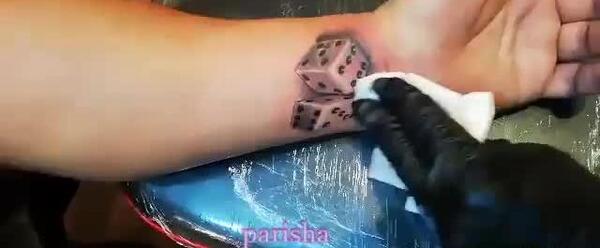 عکس ساعد طرح تاتو روی مچ دست مردانه