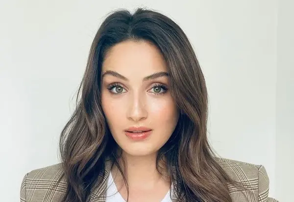 عکس همسر واقعی گونی در غنچه های زخمی