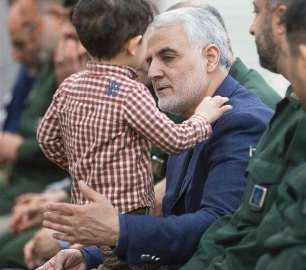 عکس قاسم سلیمانی با بچه ها