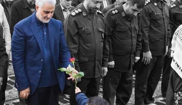 عکس قاسم سلیمانی با بچه ها
