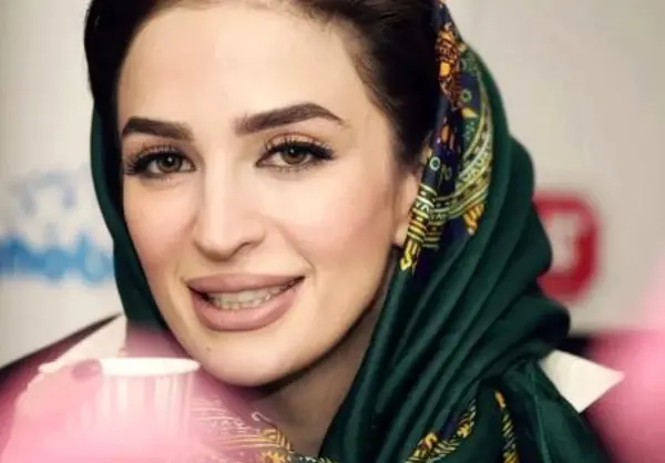 عکس دنیا فنی زاده و کلاه قرمزی