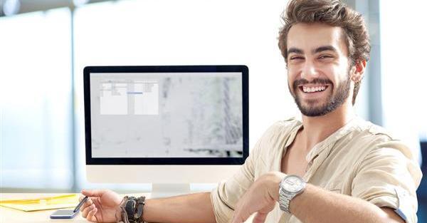 عکس پسر در حال فرش بافتن