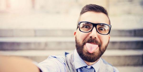 عکس مرد گوشی بدست