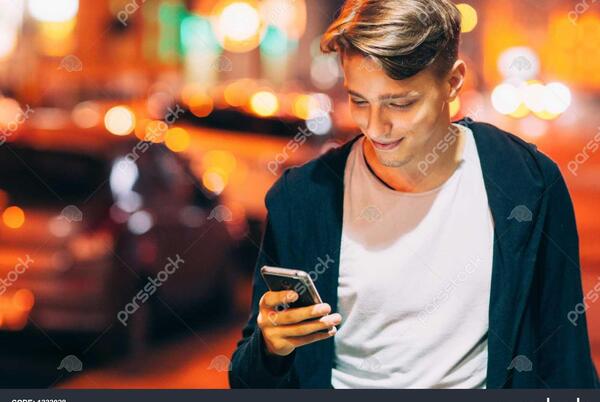 عکس مرد گوشی بدست