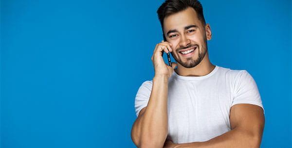 عکس مرد گوشی بدست