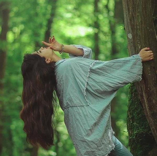 ژست عکس دخترانه در طبیعت بهاری