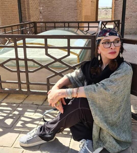 عکس افسانه بایگان در خاکسپاری شجریان