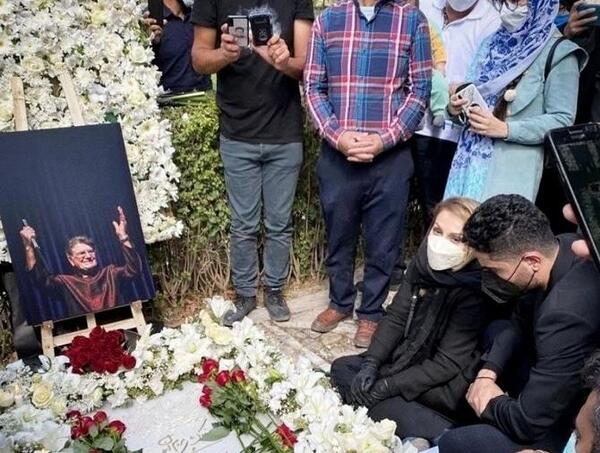 عکس افسانه بایگان در خاکسپاری شجریان
