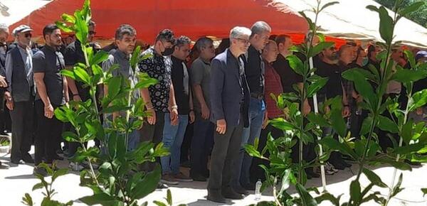 عکس افسانه بایگان در خاکسپاری شجریان