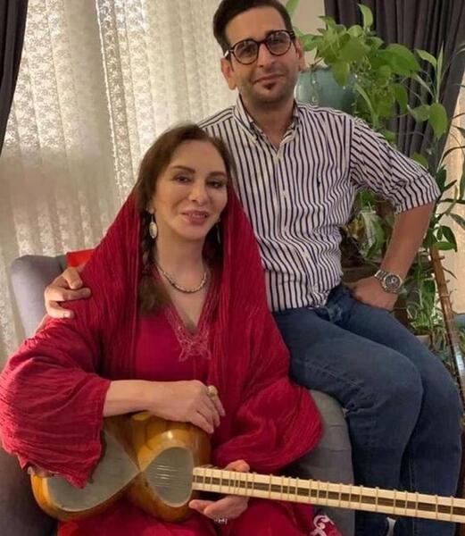 عکس افسانه بایگان در خاکسپاری شجریان