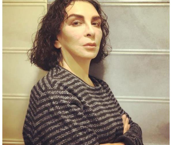 عکس افسانه بایگان در خاکسپاری شجریان