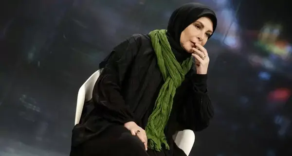 عکس افسانه بایگان در خاکسپاری شجریان