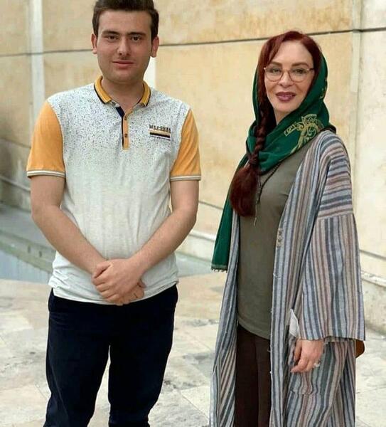 عکس افسانه بایگان در خاکسپاری شجریان