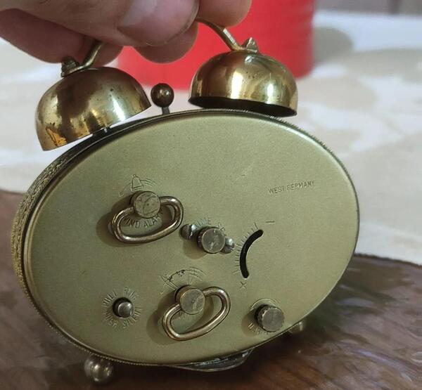 عکس ساعت قدیمی زنگ دار