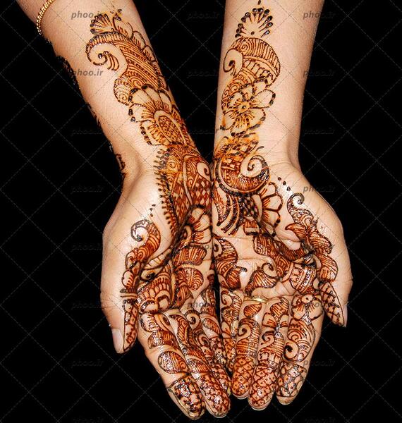 عکس طراحی با حنا روی دست
