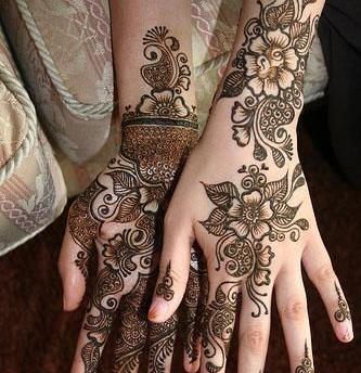 عکس طراحی با حنا روی دست