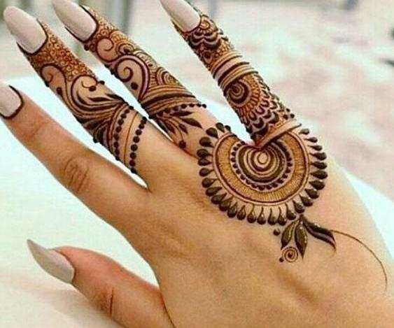 عکس طراحی با حنا روی دست